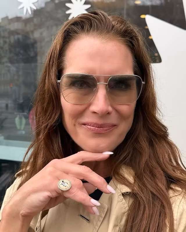 Phải mất một thời gian dài, Brooke Shields có thể tự tin và thoải mái với nhan sắc trời cho. Ảnh: Getty Images/IG. Phải mất một thời gian dài, Brooke Shields có thể tự tin và thoải mái với nhan sắc trời cho. Ảnh: Getty Images/IG.