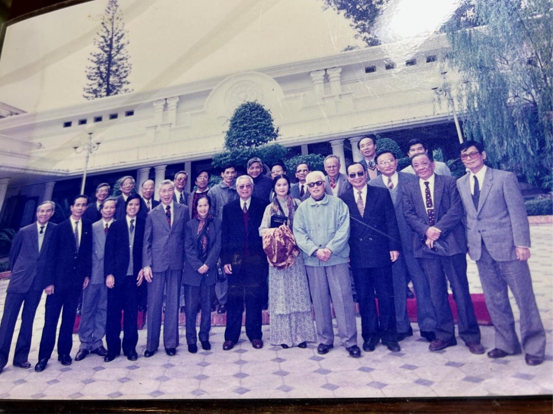 Tổ Tư vấn của Thủ tướng Võ Văn Kiệt. Hàng đầu, người thứ ba từ phải qua là anh Trần Đức Nguyên, thứ tư từ trái qua là tác giả. (ảnh do Văn phòng Chính phủ chụp sau cuộc họp của Tổ vào tháng 12/1996).