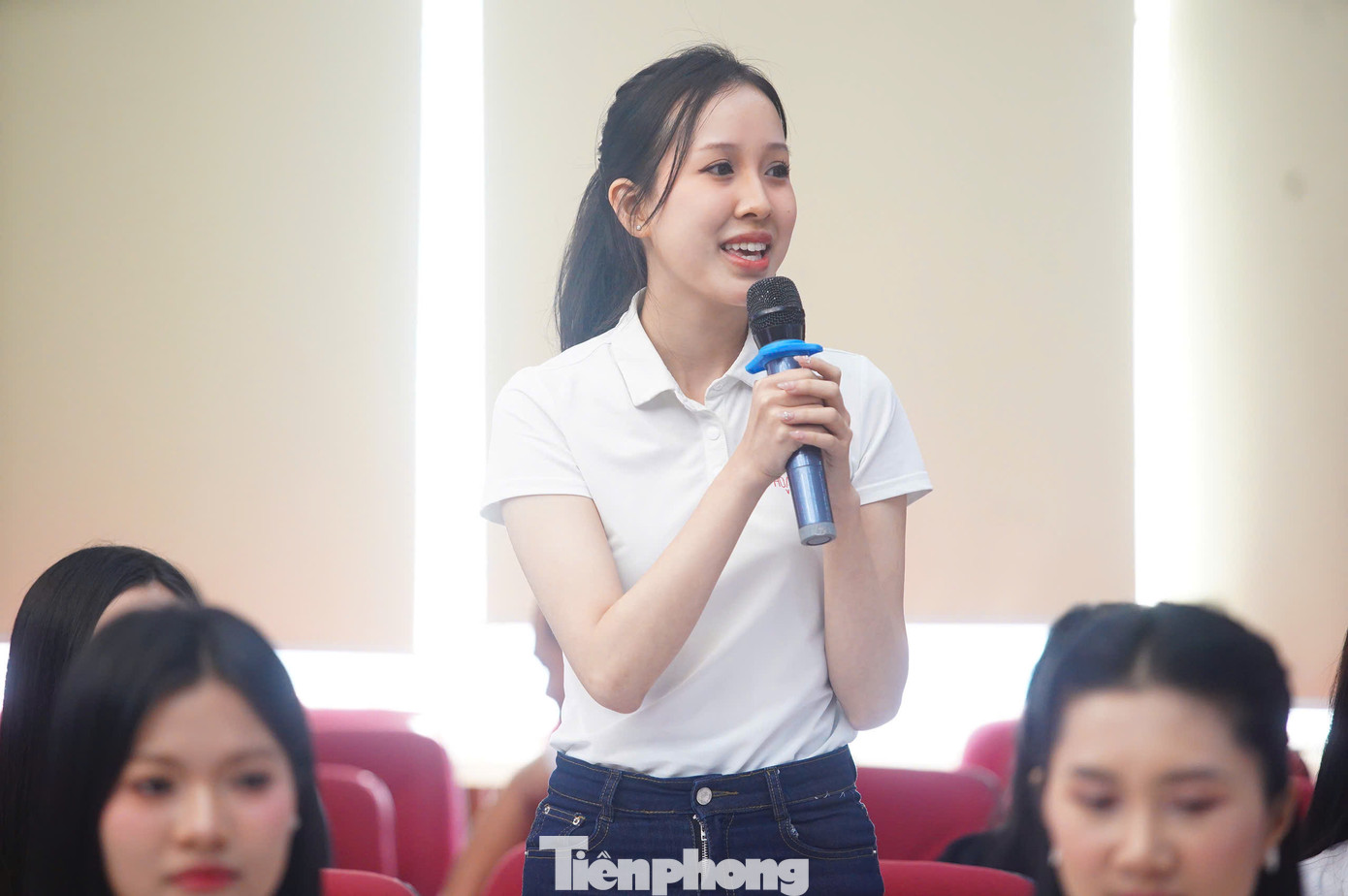 Nhiều câu hỏi khó lần lượt được thí sinh đưa ra tại buổi giao lưu. Nhiều câu hỏi khó lần lượt được thí sinh đưa ra tại buổi giao lưu.