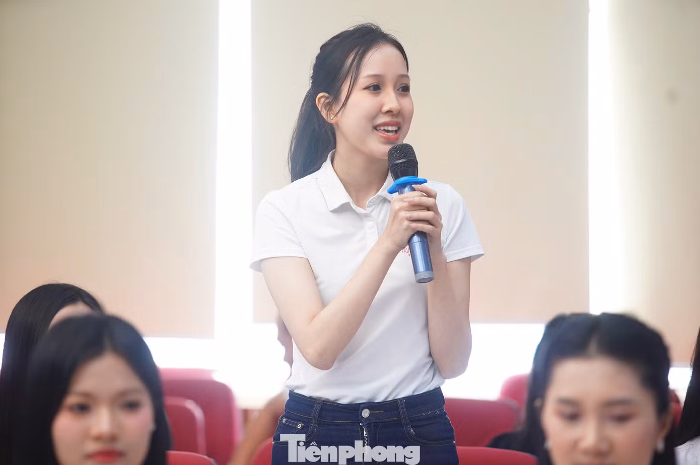 Nhiều câu hỏi khó lần lượt được thí sinh đưa ra tại buổi giao lưu.