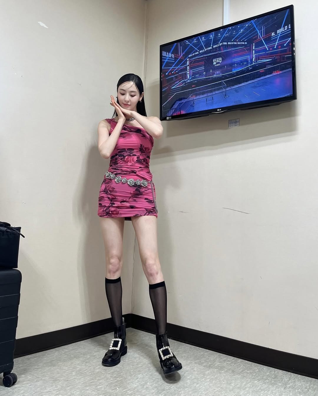 Lee Da Hee sau đó thử sức với vai trò diễn viên. Cô bắt đầu từ các vai phụ mờ nhạt trong những bộ phim truyền hình ăn khách như Thái vương thần ký (2007), Bí mật kinh hoàng (2013)... Vai diễn đột phá đầu tiên của cô là nữ công tố Seo Do Hyun trong Đôi tai ngoại cảm (2013).