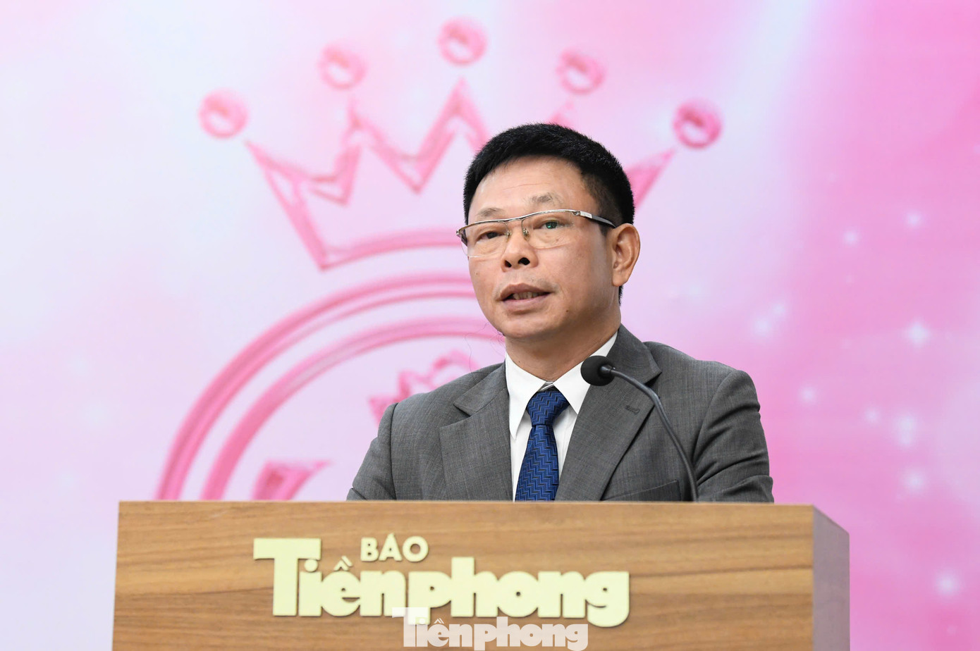 Nhà báo Phùng Công Sưởng phát biểu mở đầu buổi giao lưu. Nhà báo Phùng Công Sưởng phát biểu mở đầu buổi giao lưu.