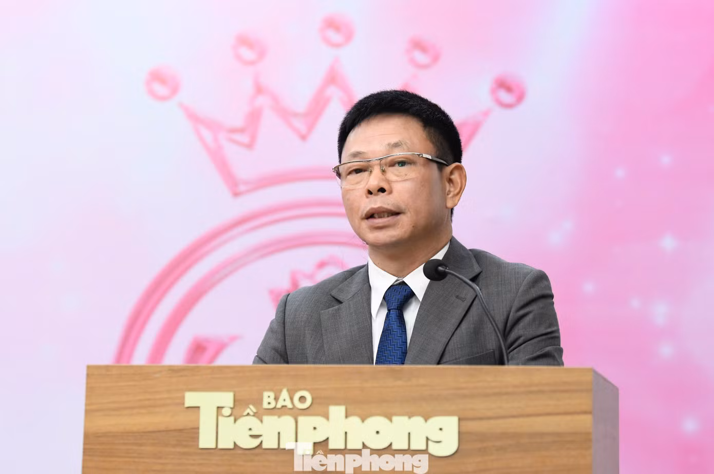 Nhà báo Phùng Công Sưởng phát biểu mở đầu buổi giao lưu.