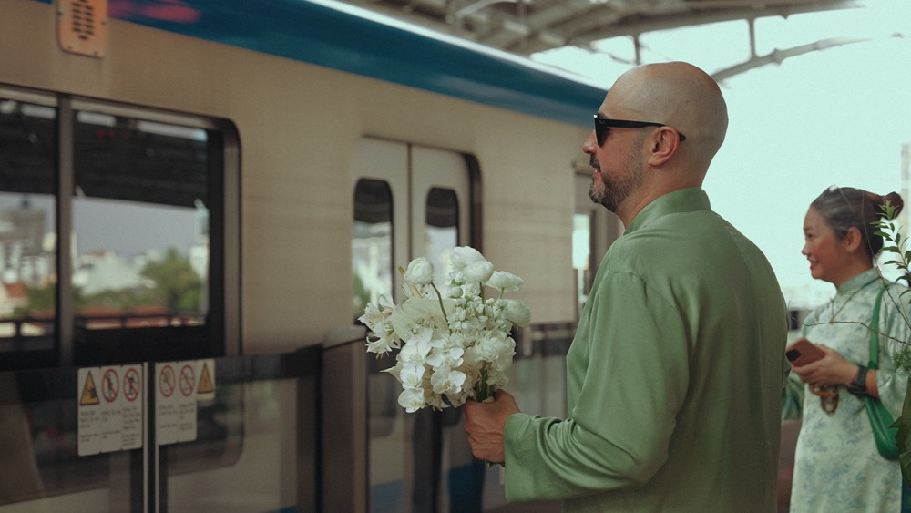 Màn đón dâu thu hút sự chú ý của nhiều hành khách đi tàu điện