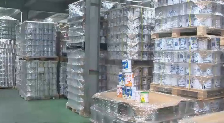 Lô sữa giả bị phát hiện. Ảnh: VTV.