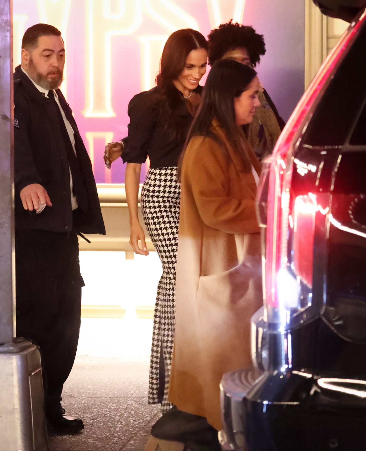 Cánh paparazzi cho rằng Meghan làm lố vì đến những ngôi sao tỷ phú như Taylor Swift còn không cần nhiều xe hộ tống đến vậy. Ảnh: Page Six.