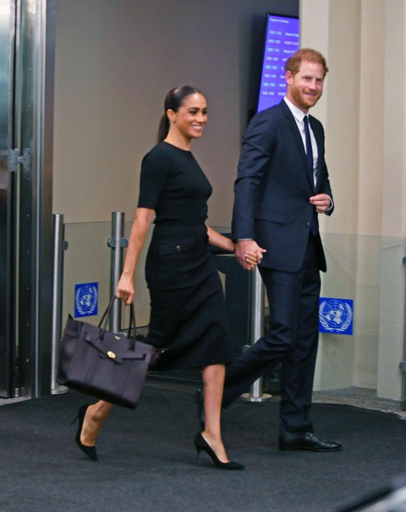 Harry và Meghan được cánh paparazzi "săn đón" nhất khi mới chuyển đến Mỹ vào năm 2020. Ảnh: Zumapress.com/Mega. Harry và Meghan được cánh paparazzi "săn đón" nhất khi mới chuyển đến Mỹ vào năm 2020. Ảnh: Zumapress.com/Mega.