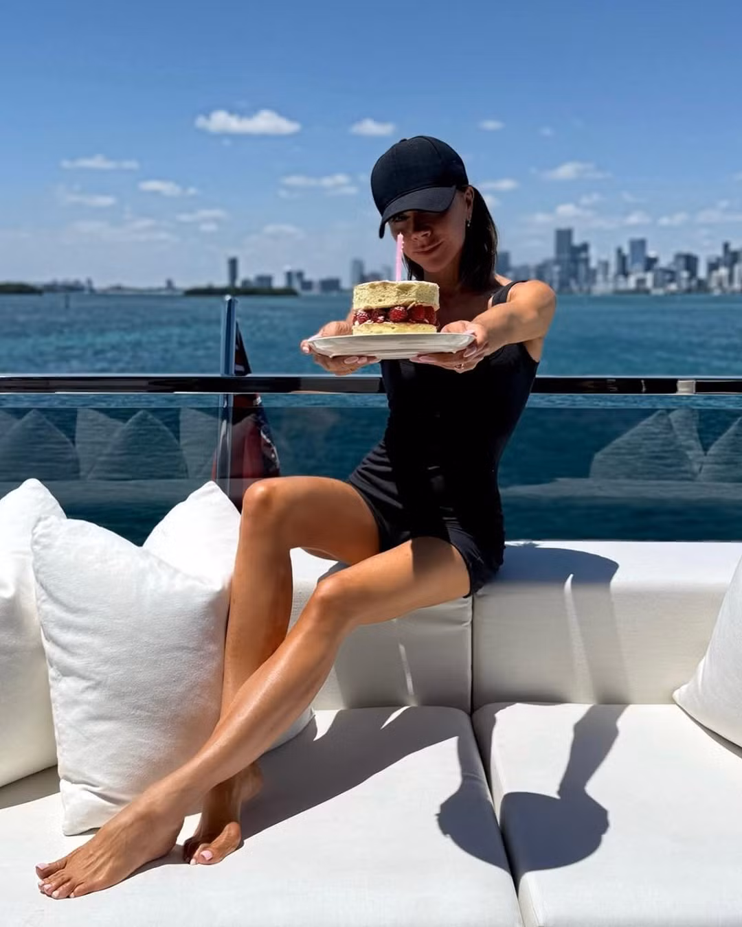 Victoria Beckham dùng bữa cùng gia đình trên du thuyền vào ngày sinh nhật. Ảnh: IG. Victoria Beckham dùng bữa cùng gia đình trên du thuyền vào ngày sinh nhật. Ảnh: IG.