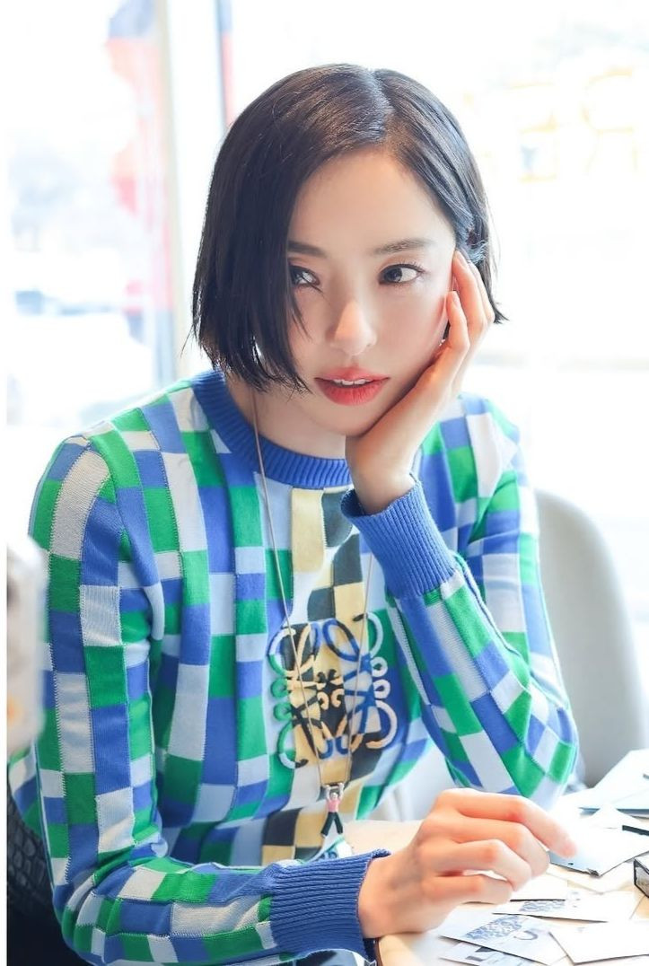 Một trong những nhân vật gây ấn tượng trong phim là Jeon Na Rae do Lee Da Hee thủ vai. Trong Bảo hiểm ly hôn, Jeon Na Rae là nhà toán học tài chính chỉ nhìn thế giới từ góc độ đầu tư. Cô là cấp trên kiêm vợ cũ đầu tiên của nam chính Noh Ki Jun (Lee Dong Wook), chuyên gia bảo hiểm ly hôn ba lần. Ngoài vẻ ngoài xinh đẹp, phong cách thời trang ấn tượng, Jeon Na Rae còn ghi điểm bởi tính cách tự tin, phóng khoáng nhưng cũng kỳ lạ và ngờ nghệch.