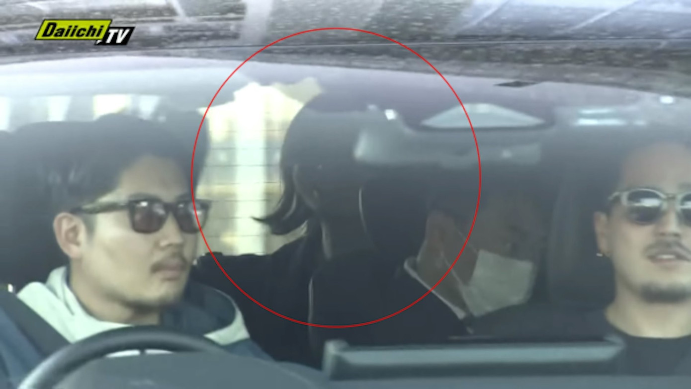 Ryoko Hirosue cười tươi sau khi lên xe rời đồn cảnh sát. Ryoko Hirosue cười tươi sau khi lên xe rời đồn cảnh sát.