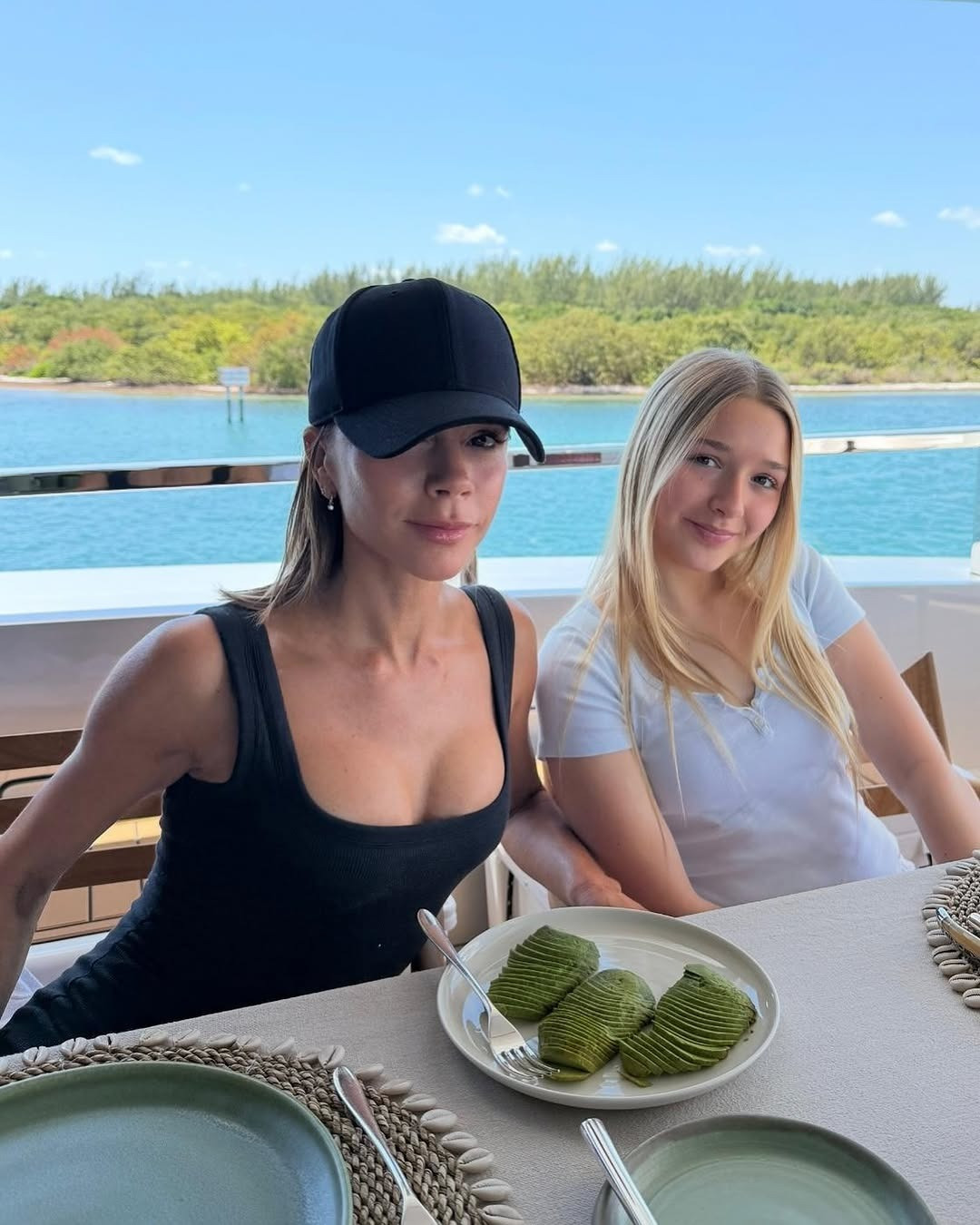 Victoria Beckham dùng bữa cùng gia đình trên du thuyền vào ngày sinh nhật. Ảnh: IG.