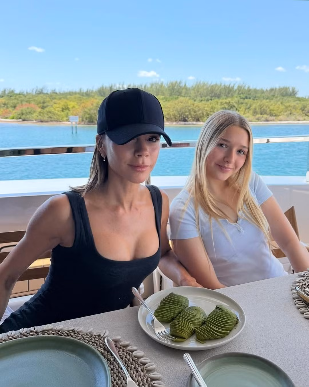 Victoria Beckham dùng bữa cùng gia đình trên du thuyền vào ngày sinh nhật. Ảnh: IG. Victoria Beckham dùng bữa cùng gia đình trên du thuyền vào ngày sinh nhật. Ảnh: IG.