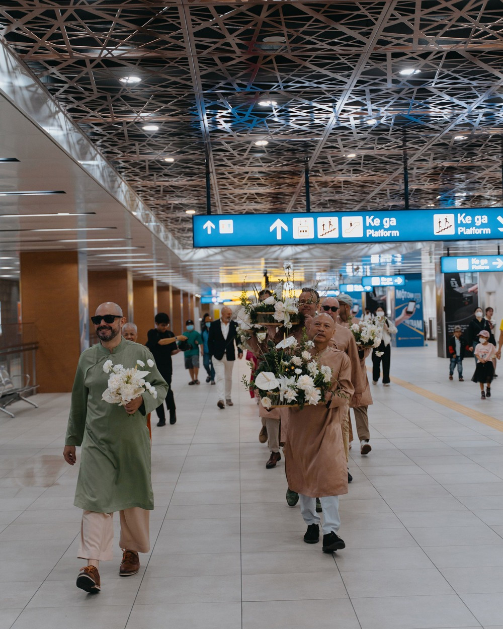 Đoàn rước dâu hào hứng khi đi tàu điện và xe buýt 2 tầng