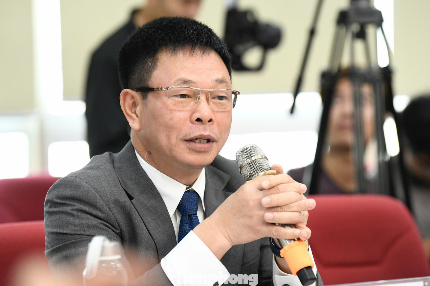 Nhà báo Phùng Công Sưởng là người chủ trì giải đáp các thắc mắc từ thí sinh. Nhà báo Phùng Công Sưởng là người chủ trì giải đáp các thắc mắc từ thí sinh.