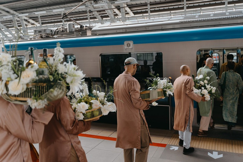 Đoàn rước dâu kịp lên tàu cùng lúc