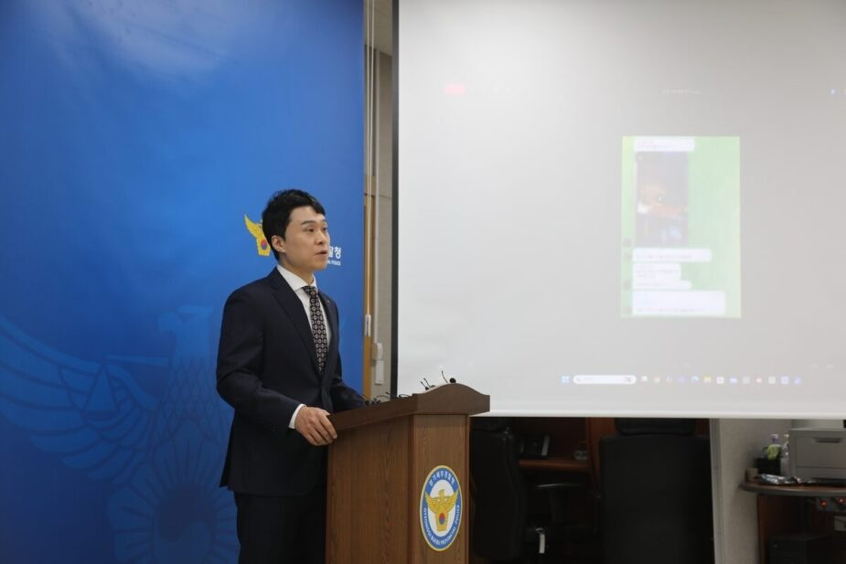 Đại diện cơ quan chức năng thông tin về vụ bắt giữ quy mô lớn với báo chí. Ảnh: YNA. Đại diện cơ quan chức năng thông tin về vụ bắt giữ quy mô lớn với báo chí. Ảnh: YNA.