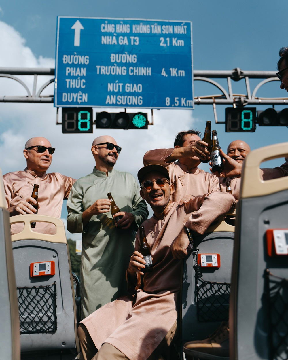 Đoàn rước dâu hào hứng khi đi tàu điện và xe buýt 2 tầng