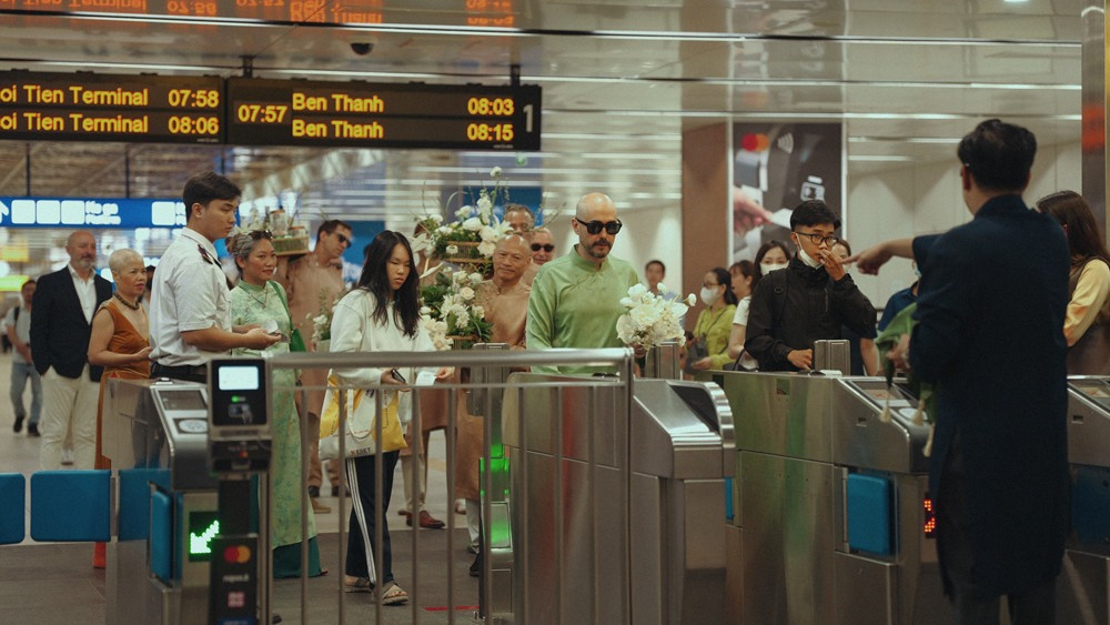 Màn đón dâu thu hút sự chú ý của nhiều hành khách đi tàu điện