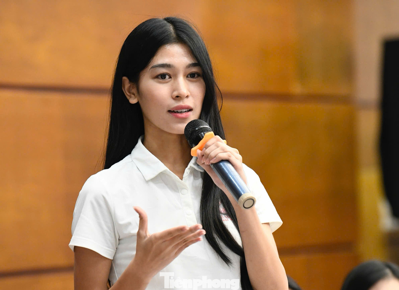 Nhiều câu hỏi khó lần lượt được thí sinh đưa ra tại buổi giao lưu. Nhiều câu hỏi khó lần lượt được thí sinh đưa ra tại buổi giao lưu.