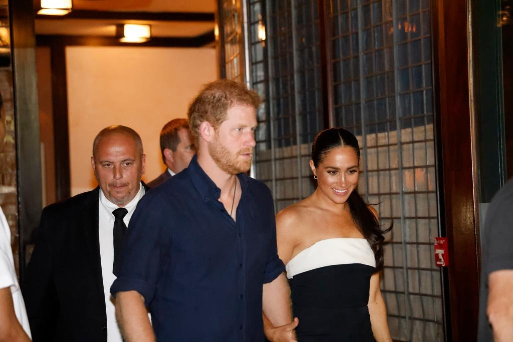 Harry và Meghan bị tố thích kiểm soát tình hình, chủ động thuê nhiếp ảnh gia chụp hình mỗi khi xuất hiện công khai. Ảnh: NY Post. Harry và Meghan bị tố thích kiểm soát tình hình, chủ động thuê nhiếp ảnh gia chụp hình mỗi khi xuất hiện công khai. Ảnh: NY Post.