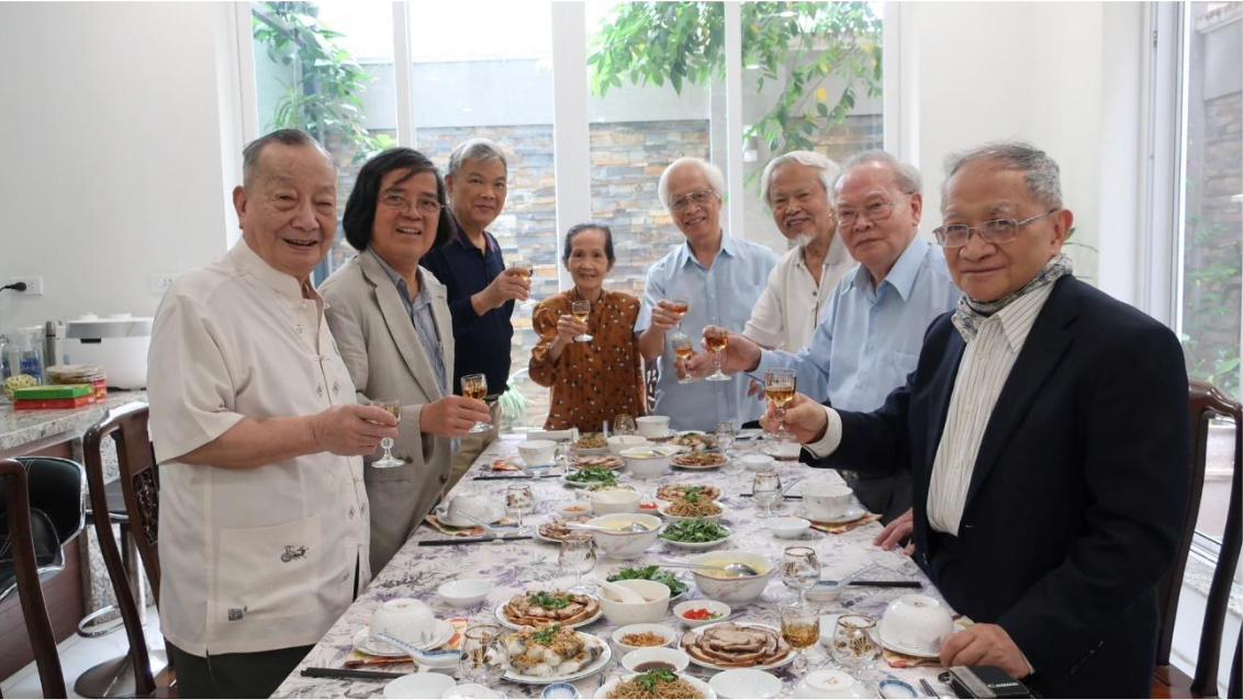 Tại nhà anh chị Nguyễn Gia Hảo/Phạm Chi Lan (16/5/2022). Từ trái qua: Trần Đức Nguyên, Trần Văn Thọ, Nguyễn Thái Nguyên, Phạm Chi Lan, Chu Hảo, Nguyễn Trung, Vũ Quốc Tuấn, Lê Đăng Doanh.