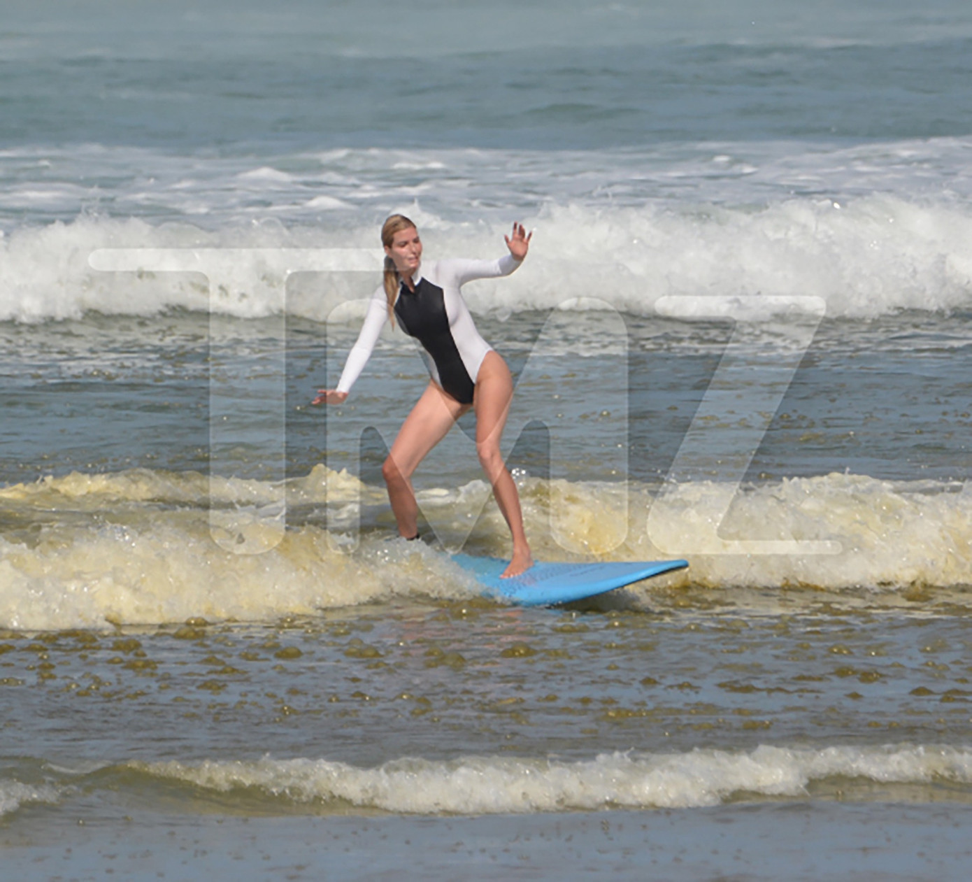 Ivanka lướt sóng trên biển ở Costa Rica. Ảnh: TMZ. Ivanka lướt sóng trên biển ở Costa Rica. Ảnh: TMZ.