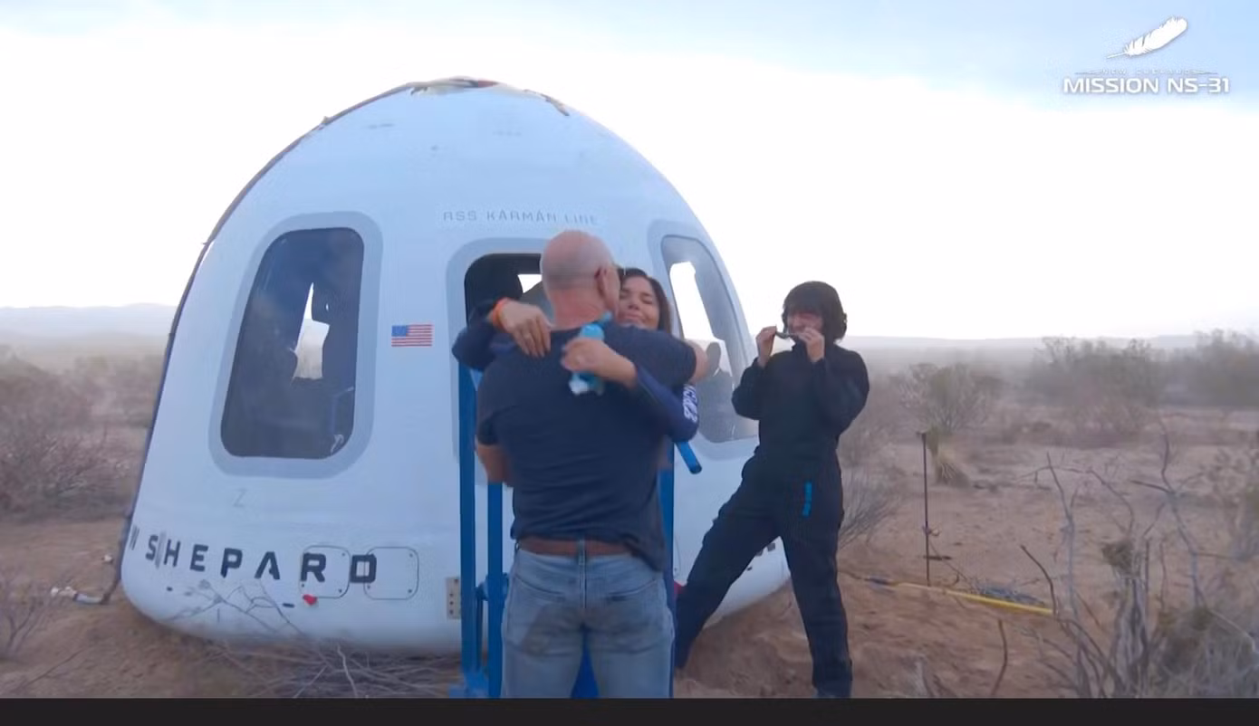 Ông Bezos ôm hôn vị hôn thê sau chuyến đi thành công. Ảnh: Blue Origin.
