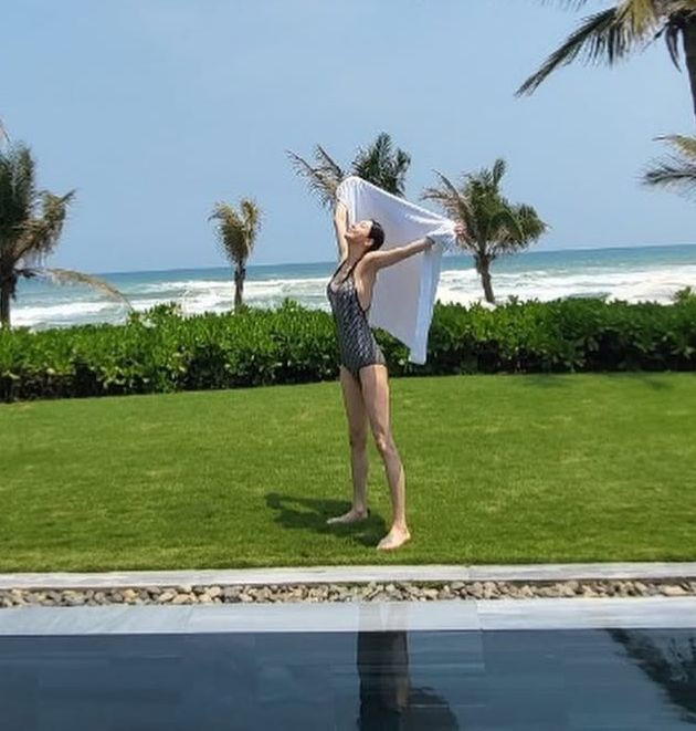 Tài khoản Instagram của Lee Da Hee có hơn 2,2 triệu người theo dõi. Hiện tại, Lee Da Hee là một trong những mỹ nhân dao kéo thành công nhất của showbiz Hàn Quốc.