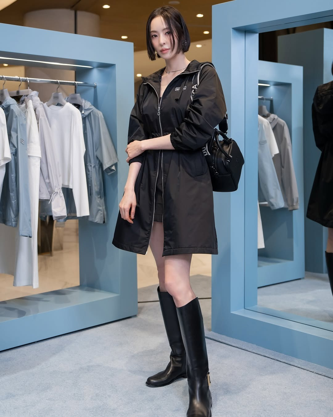 Lee Da Hee sinh năm 1985, hoạt động trong ngành giải trí từ năm 2002. Cô ra mắt với tư cách người mẫu. Vẻ ngoài nổi bật cùng chiều cao ấn tượng giúp cô nhanh chóng có được chỗ đứng trong ngành thời trang. Theo truyền thông Hàn Quốc, Lee Da Hee can thiệp thẩm mỹ để có được gương mặt hoàn hảo như hiện tại.