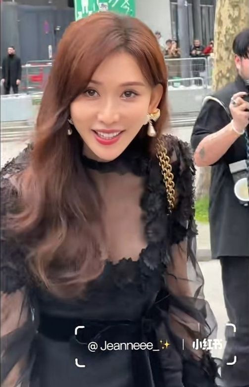 Lâm Chí Linh tại Tuần lễ Thời trang Paris 2025 qua ống kính của người đi đường và máy ảnh chuyên nghiệp. Lâm Chí Linh tại Tuần lễ Thời trang Paris 2025 qua ống kính của người đi đường và máy ảnh chuyên nghiệp.