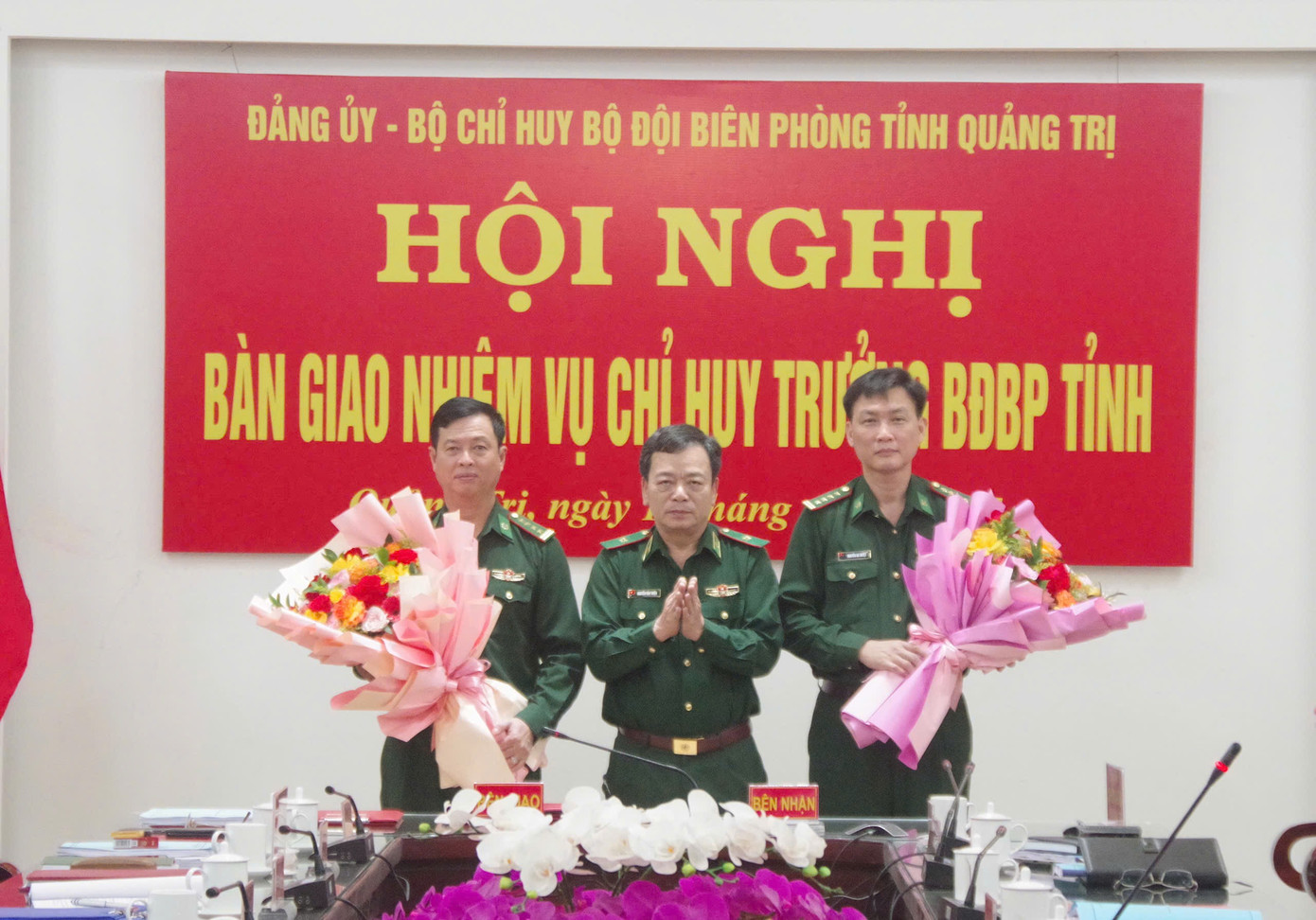 Phó Tư lệnh BĐBP, Thiếu tướng Nguyễn Văn Thiện tặng hoa chúc mừng Đại tá Lê Văn Phương (bên trái) và Đại tá Nguyễn Bá Duyệt - Ảnh: Báo Quảng Trị.