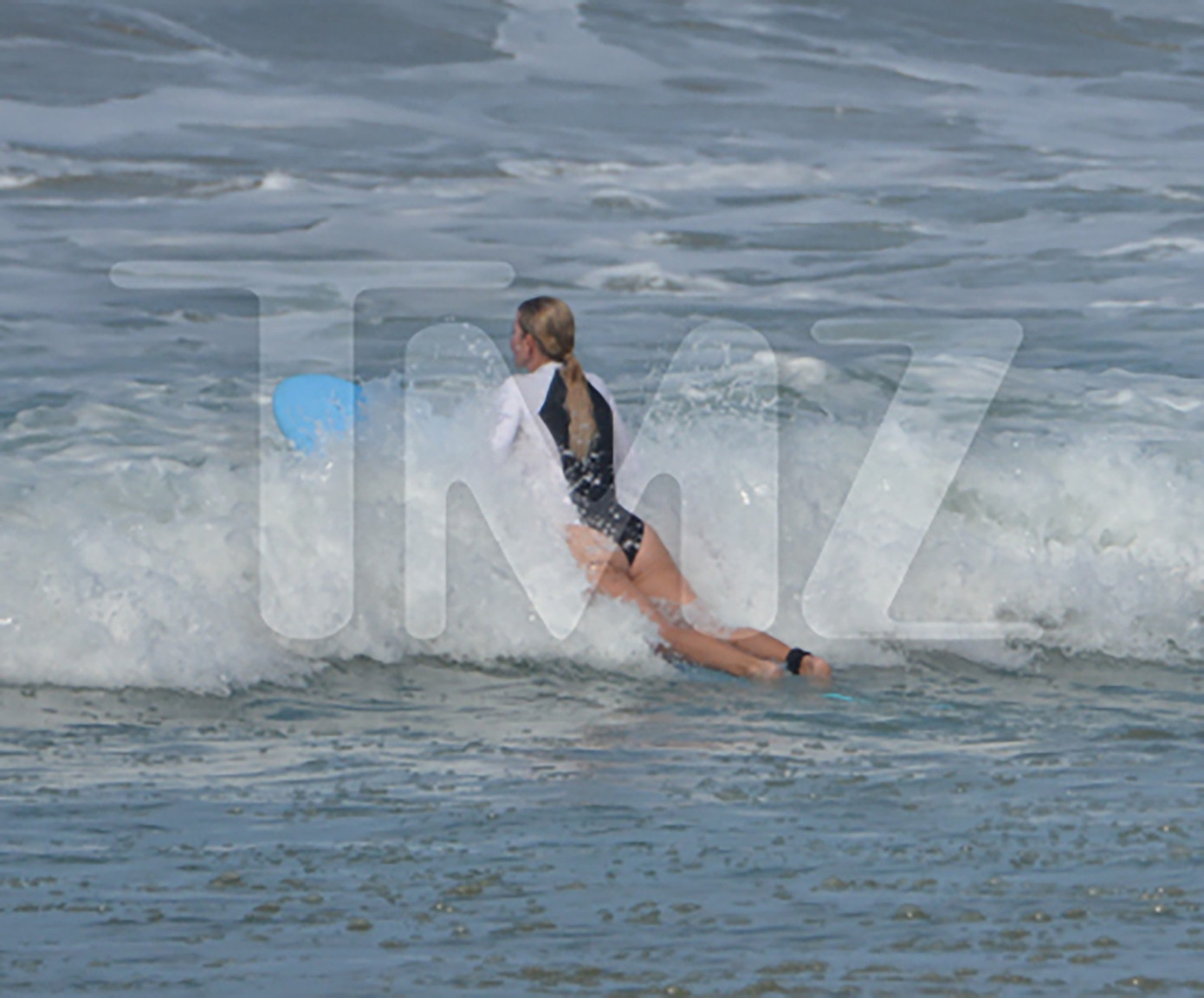 Ivanka lướt sóng trên biển ở Costa Rica. Ảnh: TMZ. Ivanka lướt sóng trên biển ở Costa Rica. Ảnh: TMZ.