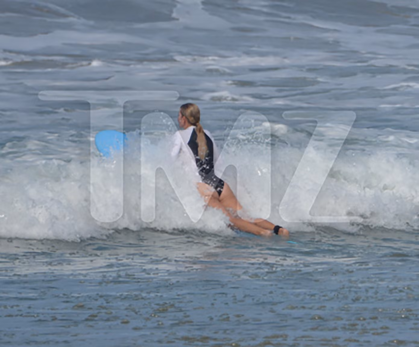Ivanka lướt sóng trên biển ở Costa Rica. Ảnh: TMZ.