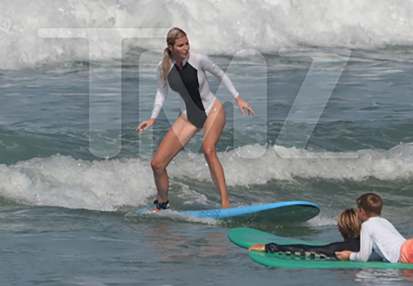 Ivanka lướt sóng trên biển ở Costa Rica. Ảnh: TMZ. Ivanka lướt sóng trên biển ở Costa Rica. Ảnh: TMZ.