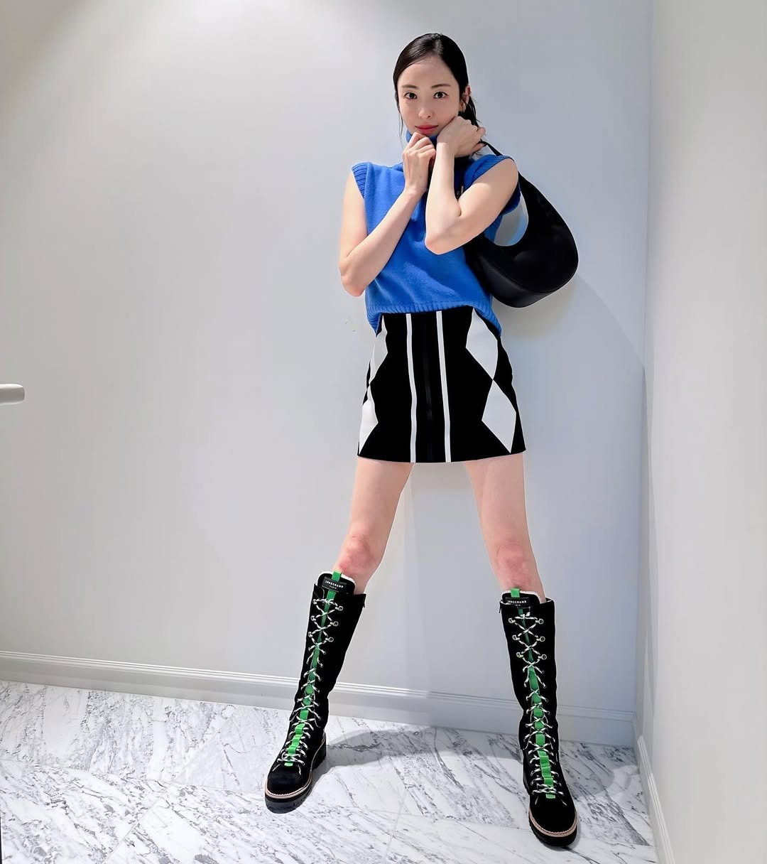 Lee Da Hee sinh năm 1985, hoạt động trong ngành giải trí từ năm 2002. Cô ra mắt với tư cách người mẫu. Vẻ ngoài nổi bật cùng chiều cao ấn tượng giúp cô nhanh chóng có được chỗ đứng trong ngành thời trang. Theo truyền thông Hàn Quốc, Lee Da Hee can thiệp thẩm mỹ để có được gương mặt hoàn hảo như hiện tại.