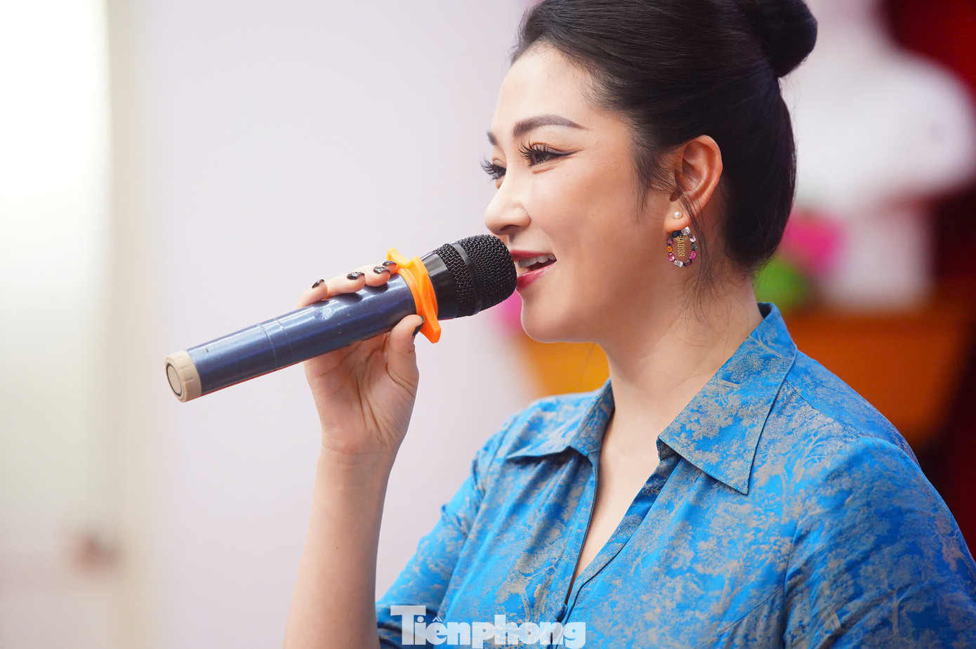 Hoa hậu Nguyễn Thị Huyền thể hiện khả năng ca hát tại buổi giao lưu. Hoa hậu Nguyễn Thị Huyền thể hiện khả năng ca hát tại buổi giao lưu.