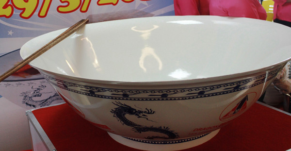 Chiếc tô có đường kính gần 1m