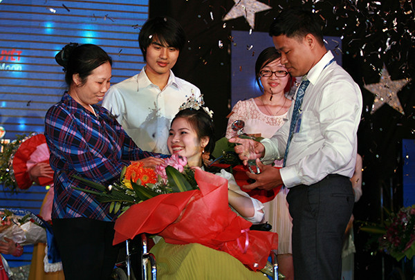 Vượt qua 70 thí sinh, cô sinh viên khoa Tâm lý học trường Đại học KHXH&NV - ĐHQGHN Nguyễn Ánh Ngọc đã giành giải Nhất cuộc thi “Vẻ đẹp Vầng trăng khuyết”