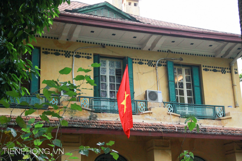 Cờ tổ quốc treo rủ trên tầng 2 nhà Đại tướng Võ Nguyên Giáp