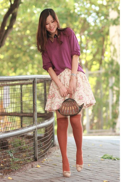 Mix váy ngắn cùng với tất cao quá đầu gối sẽ đem lại cho bạn vẻ dễ thương mà vẫn rất cá tính. Vẻ đẹp dịu dàng và dễ thương của chân váy xòe kết hợp với vẻ đẹp thanh lịch của áo sơ mi tạo nên một phong cách cực hoàn hảo. Váy ngắn + áo pull = một phong cách đậm chất teen Thêm áo khoác nhẹ nhàng cho ngày trở gió Áo sơ mi diện trong áo len hoặc áo pull mix cùng chân váy sẽ đem lại cho bạn vẻ trẻ trung thanh lịch.