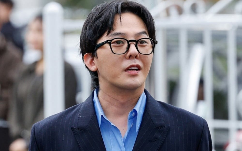 Nữ quản lý cơ sở giải trí người lớn thay đổi lời khai rằng không chứng kiến G-Dragon sử dụng ma túy. Nữ quản lý cơ sở giải trí người lớn thay đổi lời khai rằng không chứng kiến G-Dragon sử dụng ma túy.