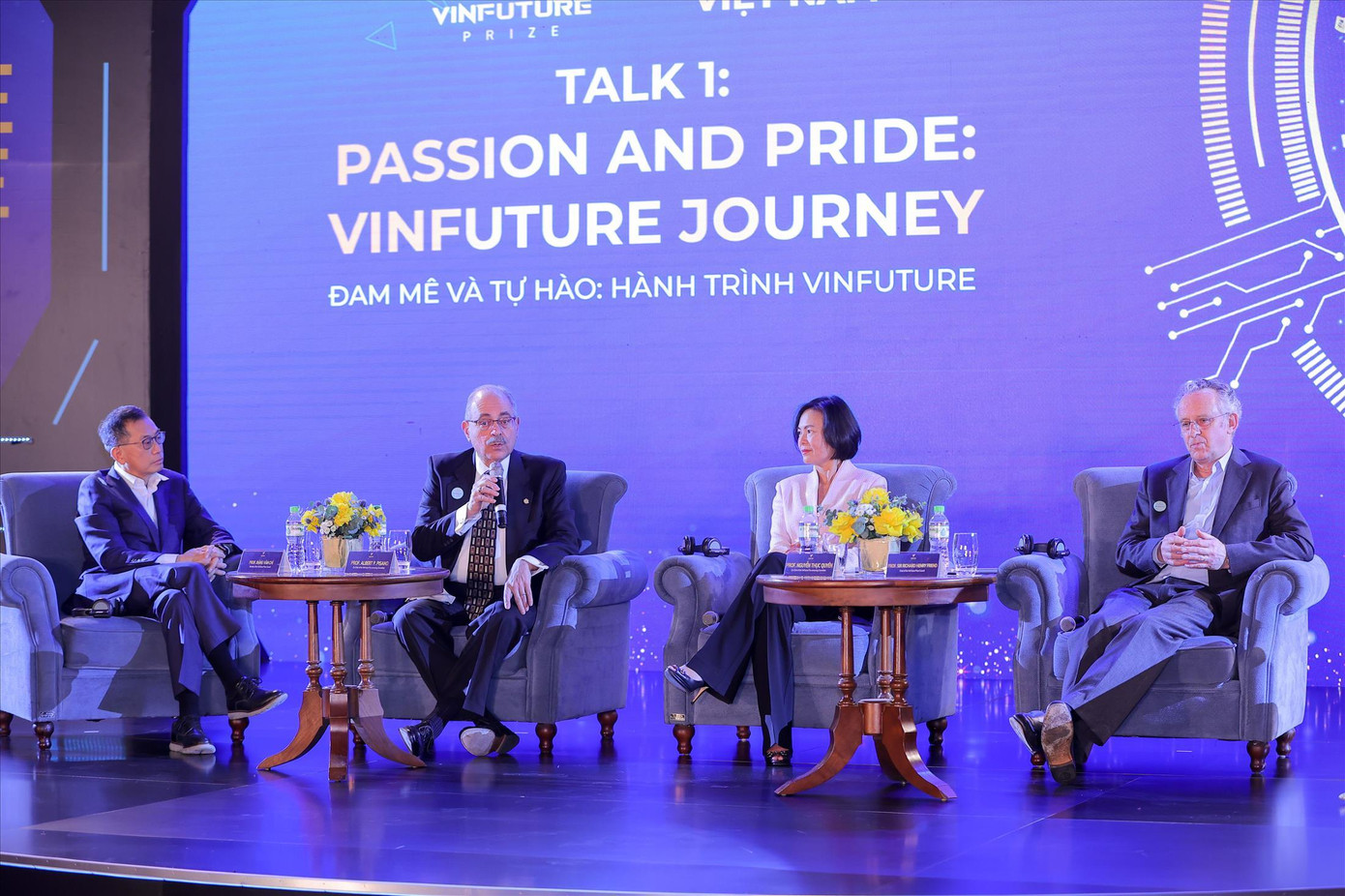 Các thành viên Hội đồng Giải thưởng VinFuture giao lưu cùng khán giả. Từ trái qua: GS Đặng Văn Chí, GS Pisano, GS Nguyễn Thục Quyên và GS Friend Các thành viên Hội đồng Giải thưởng VinFuture giao lưu cùng khán giả. Từ trái qua: GS Đặng Văn Chí, GS Pisano, GS Nguyễn Thục Quyên và GS Friend