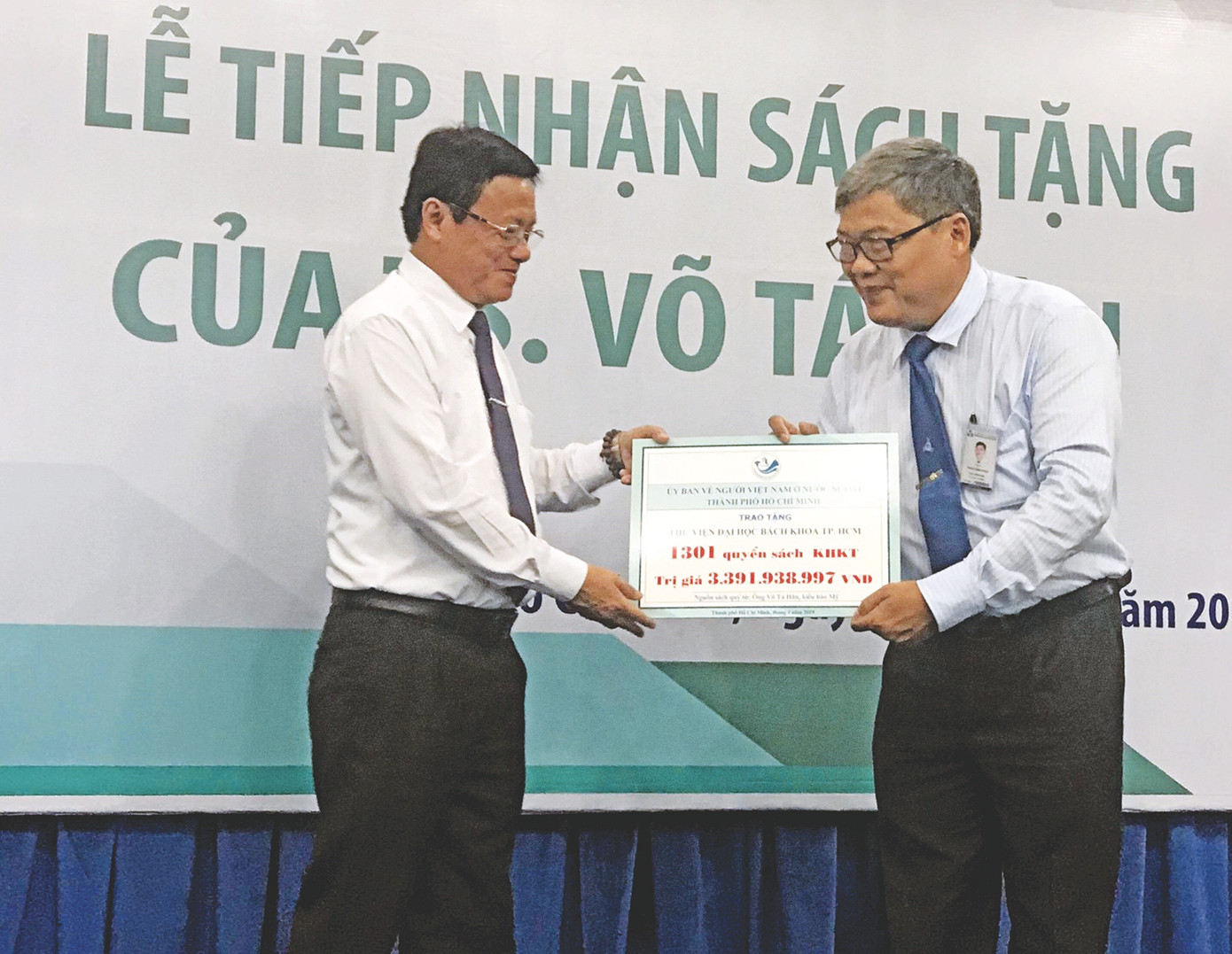 TS Võ Tá Hân (bìa phải) đưa nguồn sách quý giá về Việt Nam