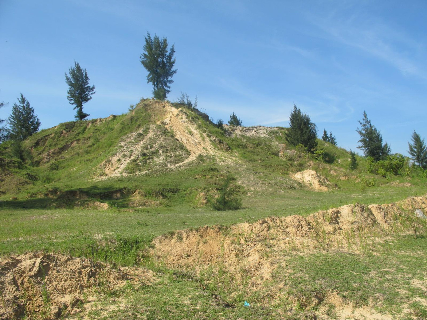 Bãi thải đất tầng phủ cao 50-60m bị xói mòn, trôi chảy xuống lấp ruộng đồng của người dân