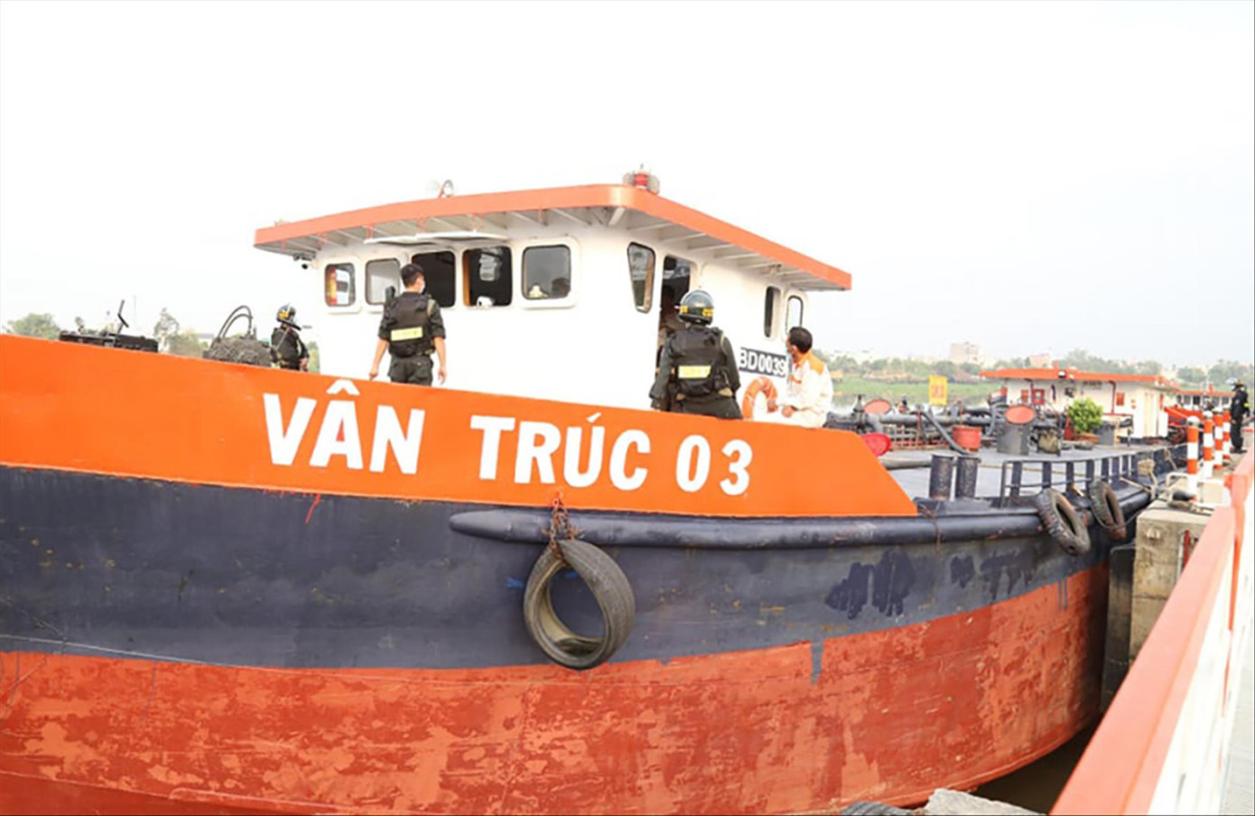 Một tàu buôn xăng lậu bị bắt giữ trong vụ án