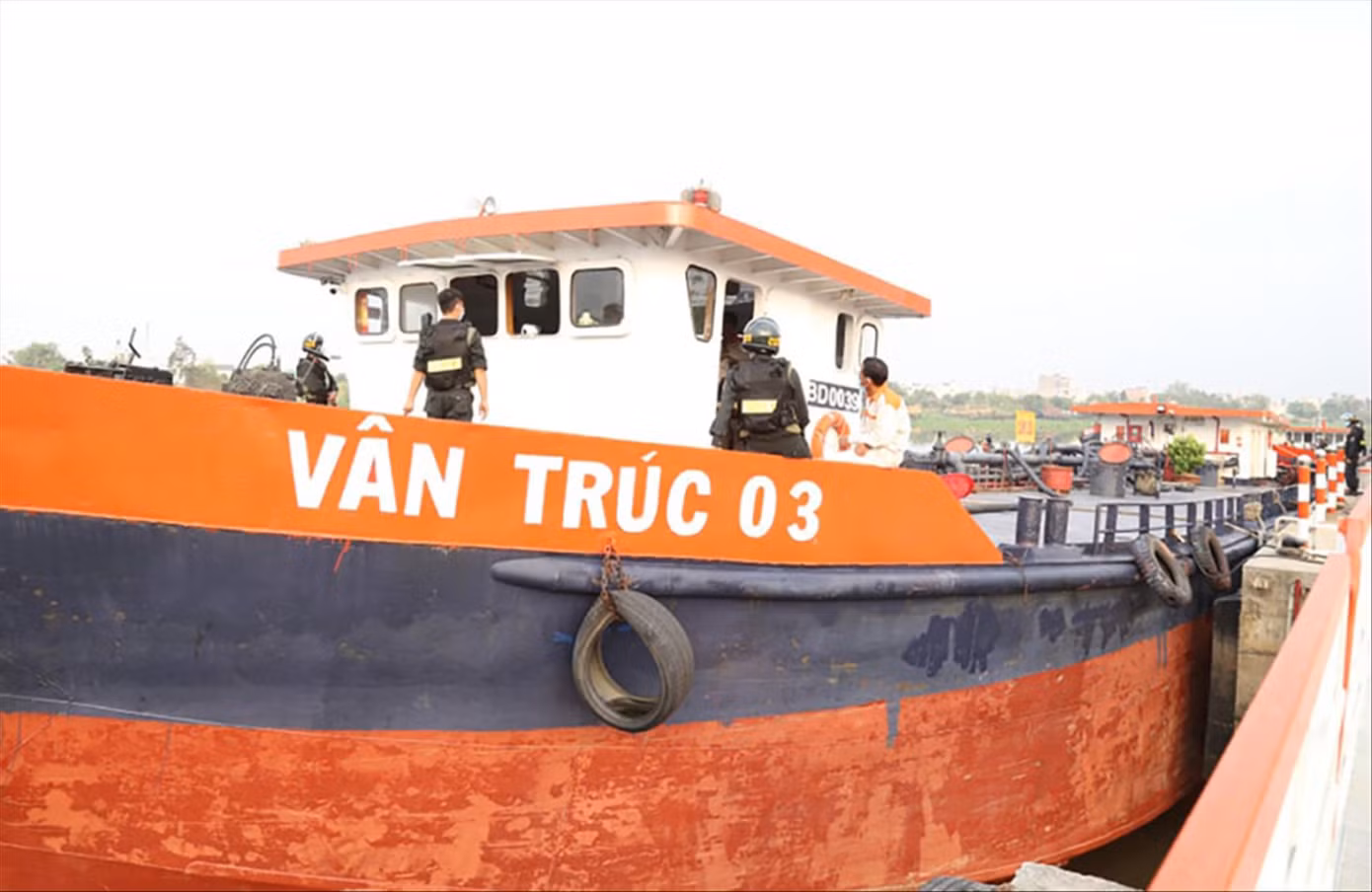 Một tàu buôn xăng lậu bị bắt giữ trong vụ án