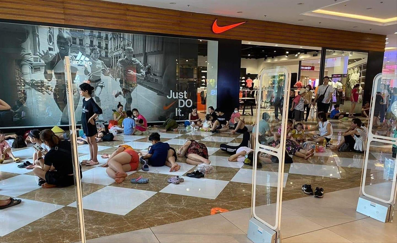 Người dân nằm la liệt trên sàn trung tâm thương mại Vincom Hạ Long để tránh nóng Người dân nằm la liệt trên sàn trung tâm thương mại Vincom Hạ Long để tránh nóng