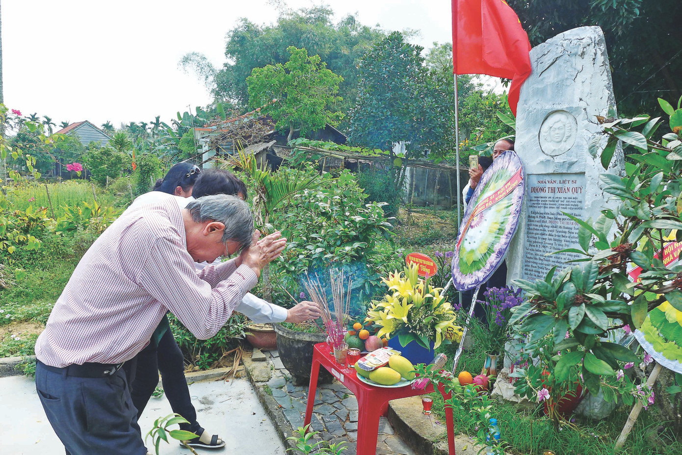 Nhà thơ Thanh Thảo viếng mộ nhà văn liệt sĩ Dương Thị Xuân Quý ở Duy Xuyên - Quảng Nam năm 2019 ảnh: Trần Tuấn