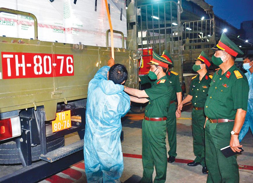 Chỉ huy Cục Vận tải và Lữ đoàn 971 trực tiếp hướng dẫn lái xe các thao tác giữ an toàn cho các lô vắc xin