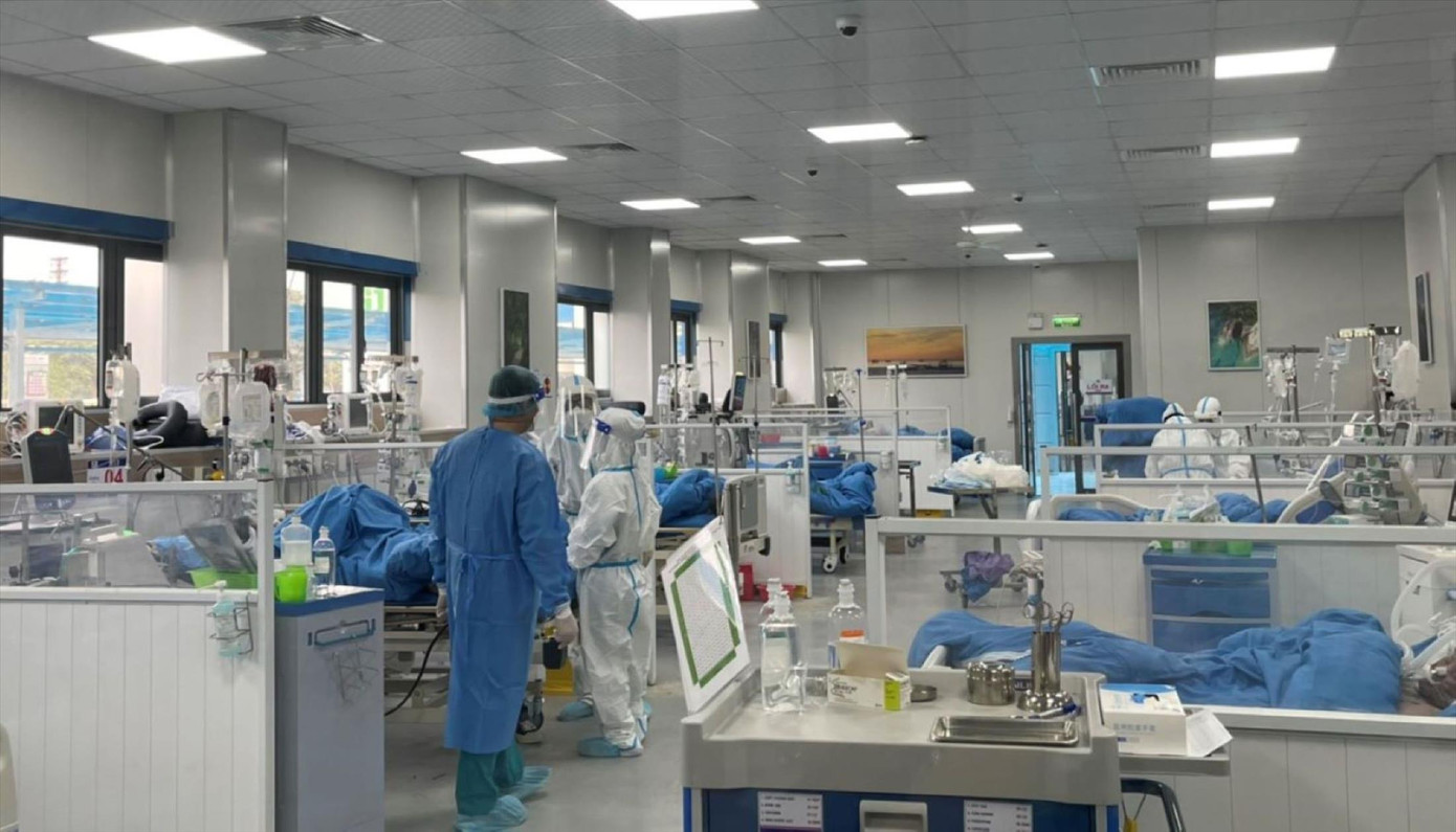 Kiểm tra tình trạng ca bệnh nặng, chiều 4/1Ảnh: Thái Hà